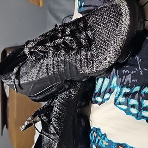 Women’s Size 7.5  NIKE AIR VAPORMAX FLYKNIT OREO